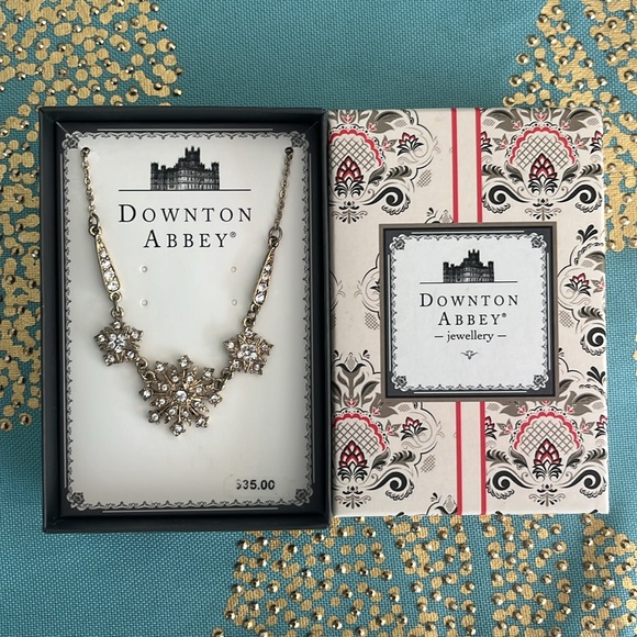 DOWNTON ABBEY Gold Necklace Star NWT New in Box - Picture 3 of 6